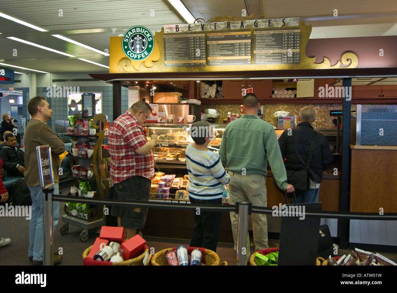 Starbucks terminale di uscita C, l'Aeroporto Internazionale di O'Hare di Chicago, USA Foto Stock