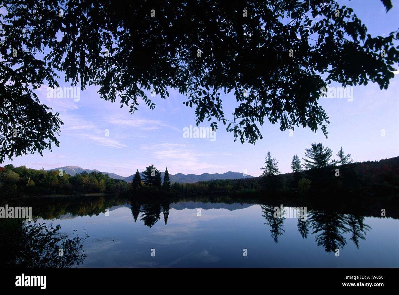Il pittoresco lago di riflessioni nelle White Mountains del New Hampshire Foto Stock