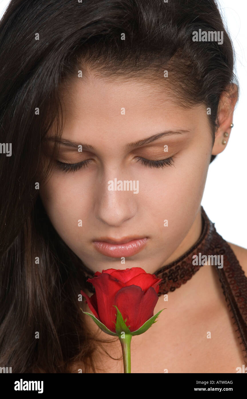 In prossimità di una bella ragazza adolescente odore di rose rosse Foto Stock