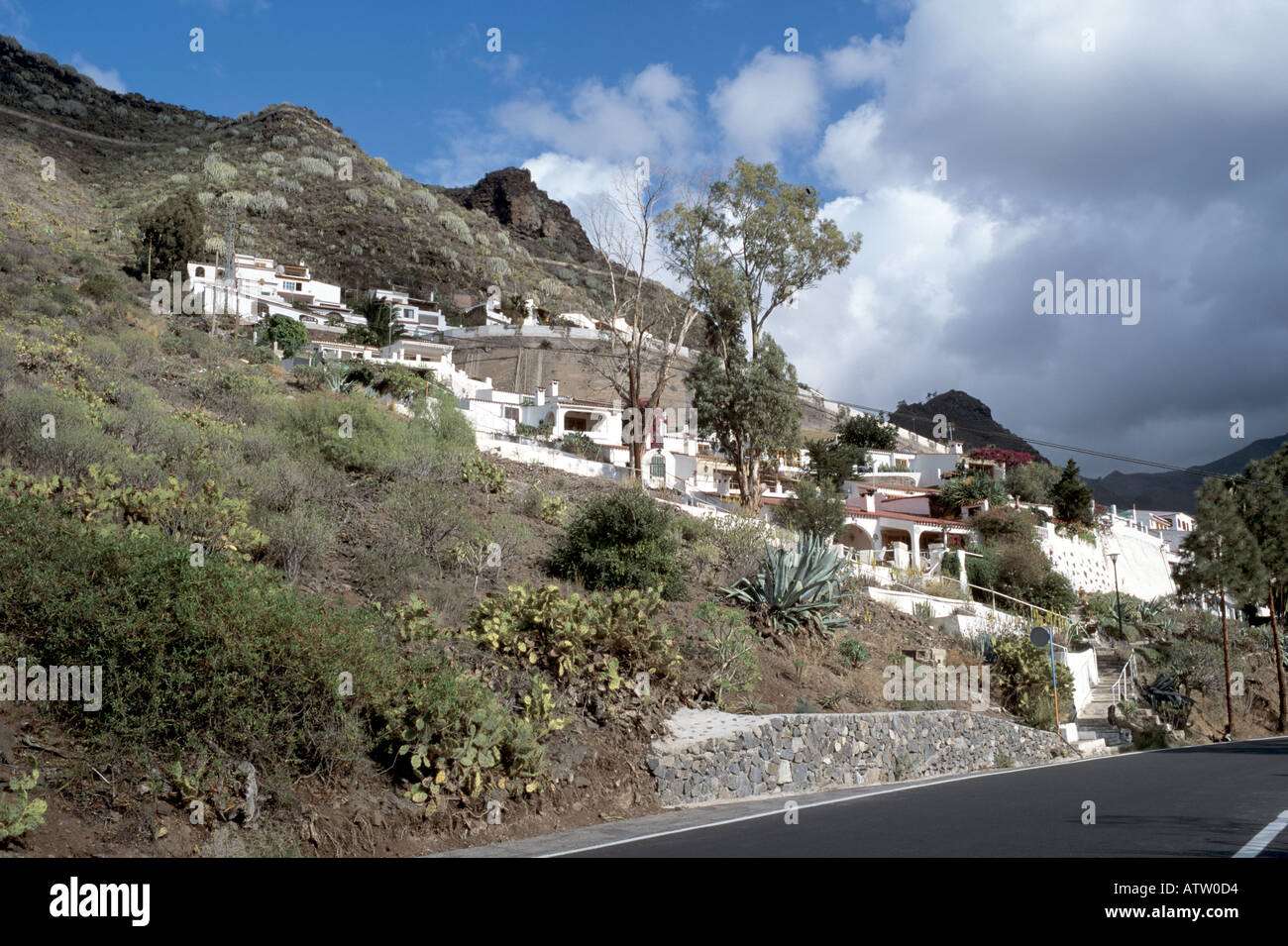 SAN PEDRO GRAN CANARIA ISOLE CANARIE Febbraio un piccolo villaggio nella  Valle de Agaete con case aggrappate alla collina Foto stock - Alamy