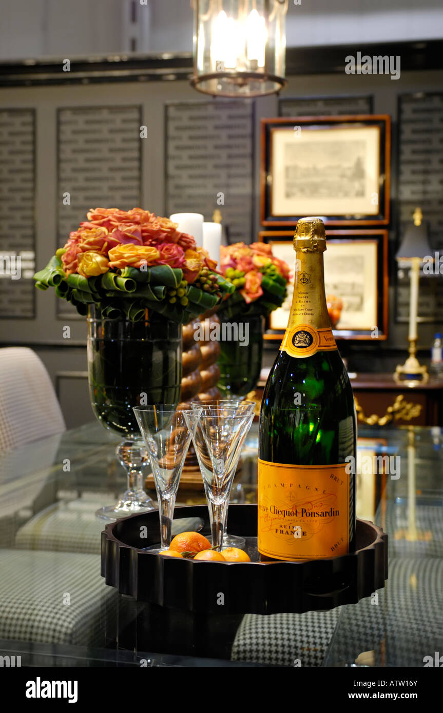 Bottiglia di spumante brut Veuve Clicquot Ponsardin champagne su un tavolo Foto Stock