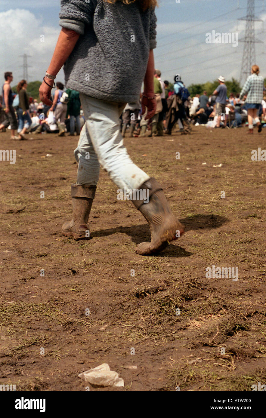 Passeggiate attraverso il campo di festival di Glastonbury Festival 2004 Foto Stock