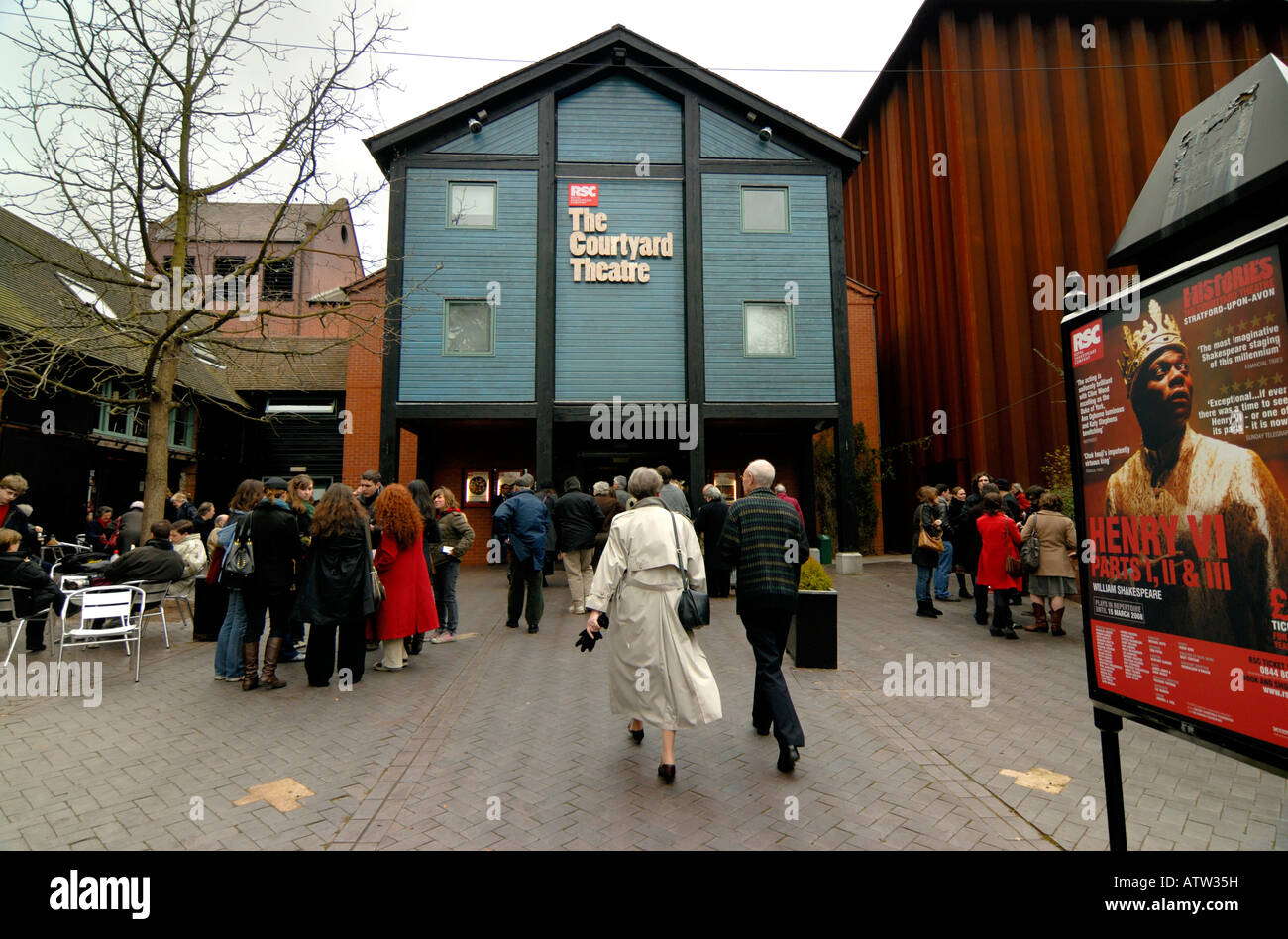 Il Courtyard Theatre a Stratford upon Avon. Gente correre per le prestazioni. Foto Stock