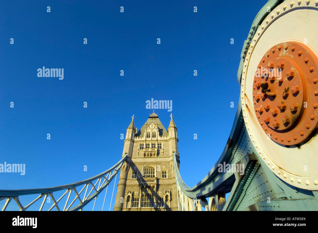 Il Tower Bridge oltre il Fiume Tamigi, London Regno Unito Foto Stock