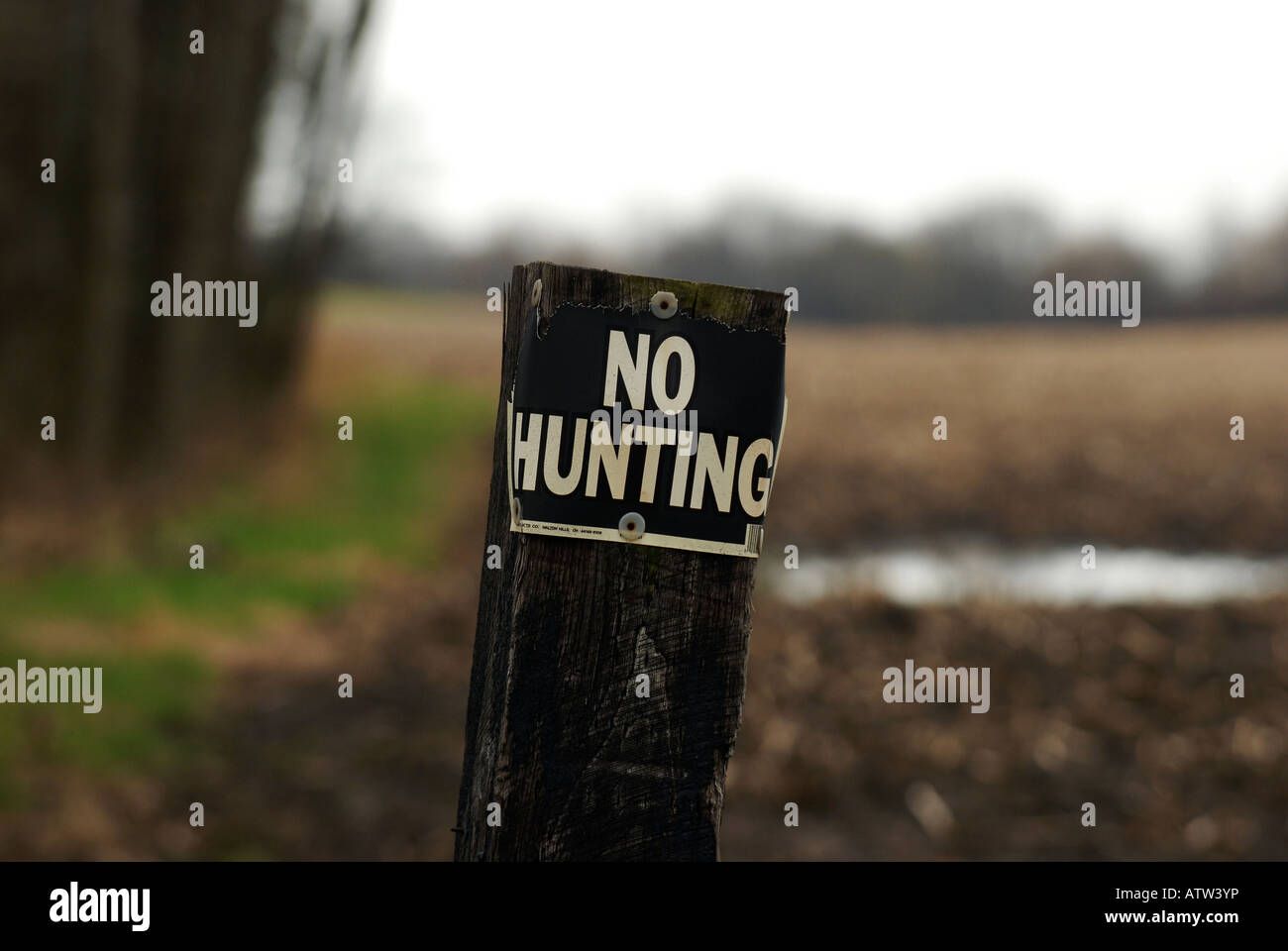 Un nessun segno di caccia a fianco di una strada rurale nel midwestern Stati Uniti. Foto Stock