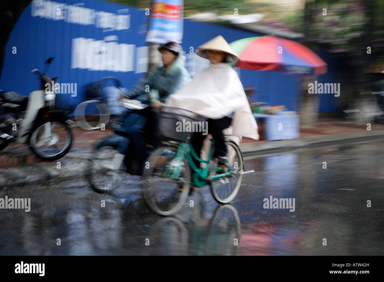 Escursioni in bicicletta sotto la pioggia Haiphong Vietnam del Nord Asia Foto Stock