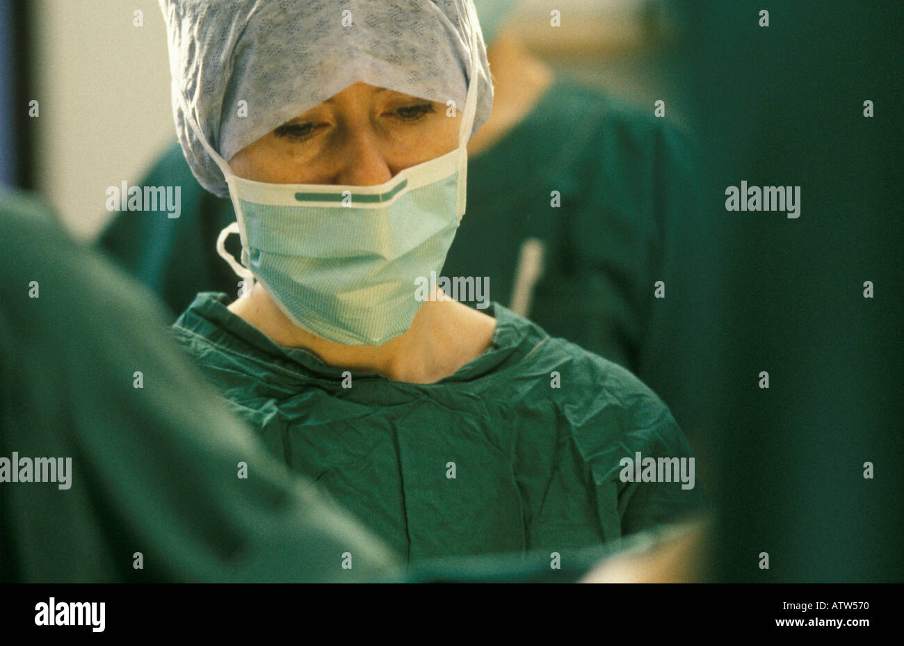 NHS teatro operativo degli anni ottanta Royal Regno Ospedale Ospedale di Bath Somerset Dr Maura Stafford 1988 HOMER SYKES Foto Stock