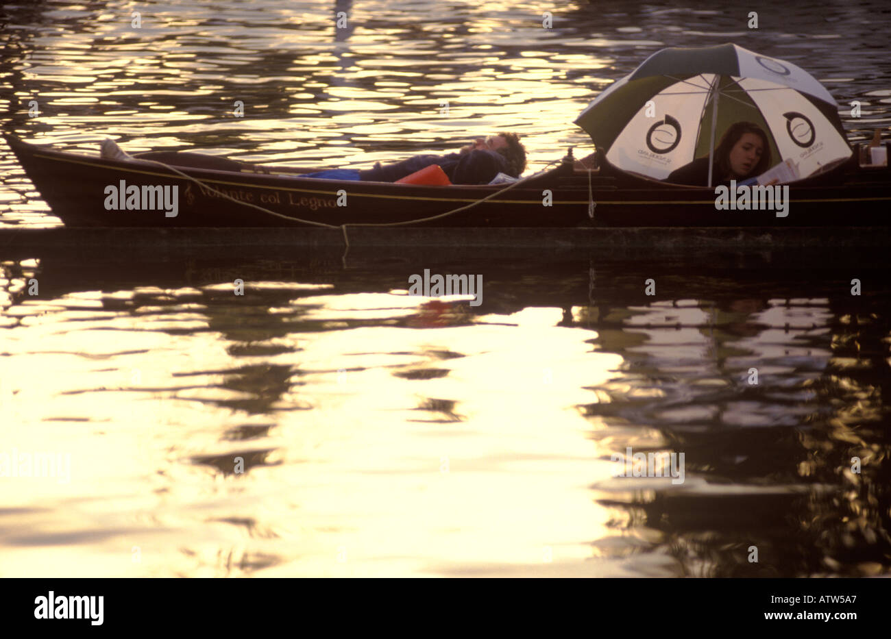 Henley al Thames Music Festival. Coppia che ascolta il festival musicale, non paga i posti. UK Oxfordshire 1990s luglio 1995 HOMER SYKES Foto Stock