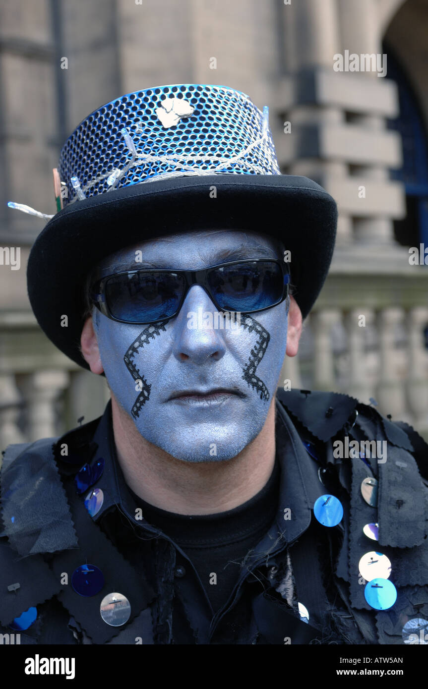 Morris Dance fuori Sheffield City Hall Foto Stock