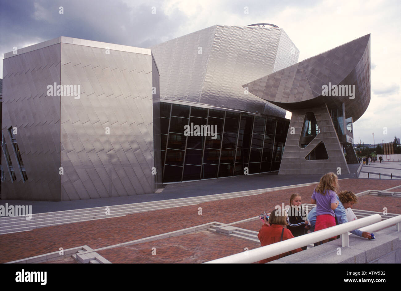 Lowry Gallery esterno Salford Quays Greater Manchester, Inghilterra. 2001 2000 UK HOMER SYKES Foto Stock