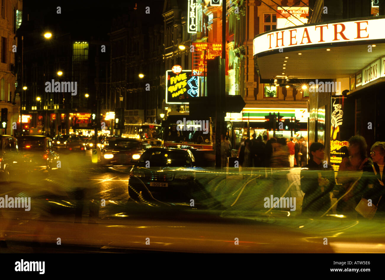 Andando a teatro "haftsbury Avenue' durante la notte Londra Inghilterra. HOMER SYKES Foto Stock