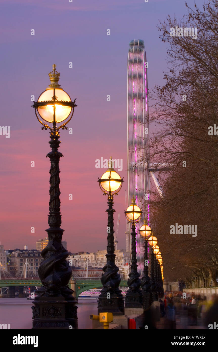 Il London Eye e il fiume Tamigi al tramonto visto da Albert Embankment London Regno Unito Foto Stock