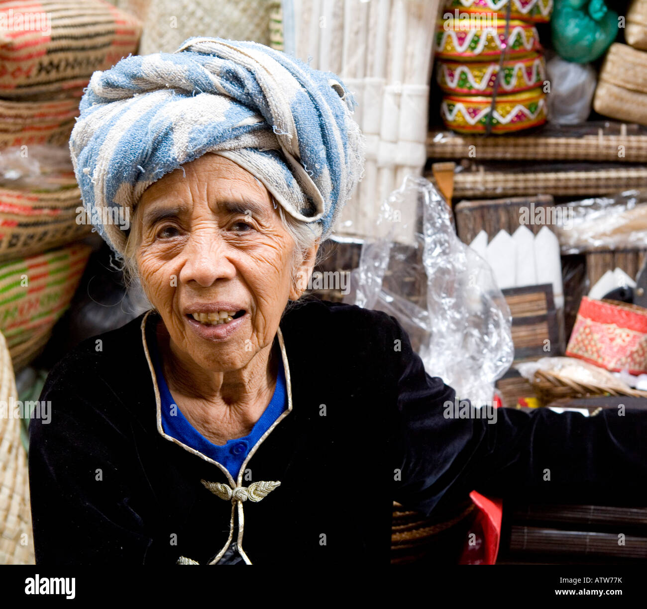 Vecchia donna nel mercato di Ubud Bali Indonesia Foto Stock