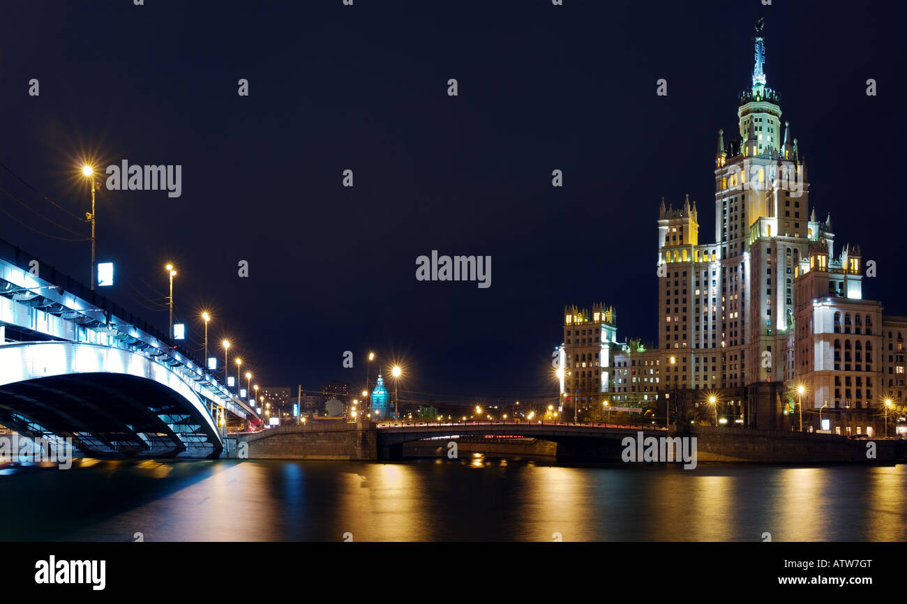 Vista sul fiume di Mosca nella notte in uno dei pochi edifici alti costruito nel 1940th e 1950th Foto Stock