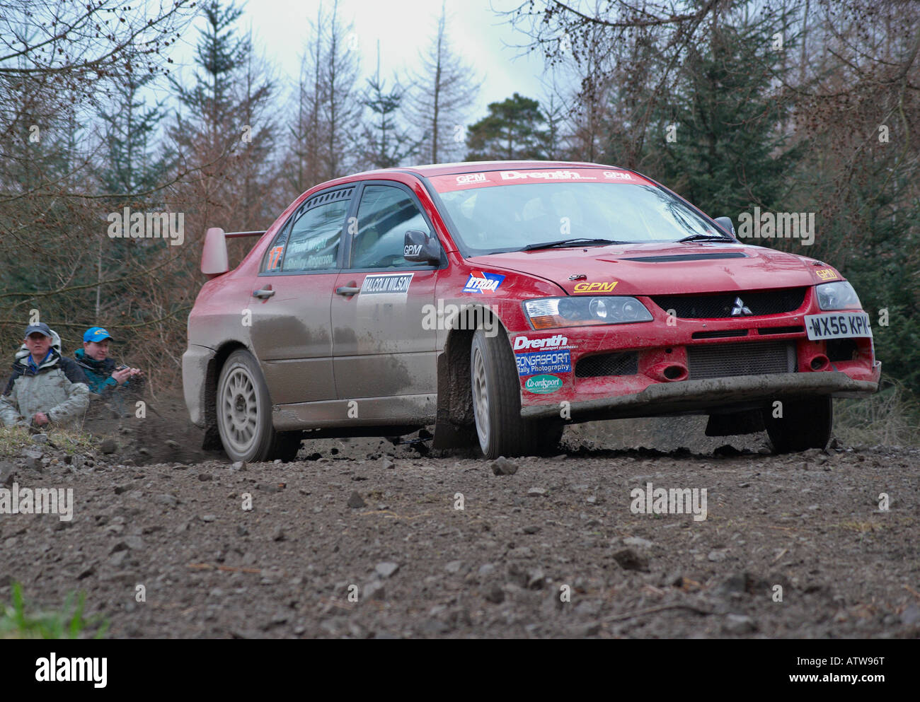 Rally Car su una speciale fase di foresta di un motor sport rally Foto Stock