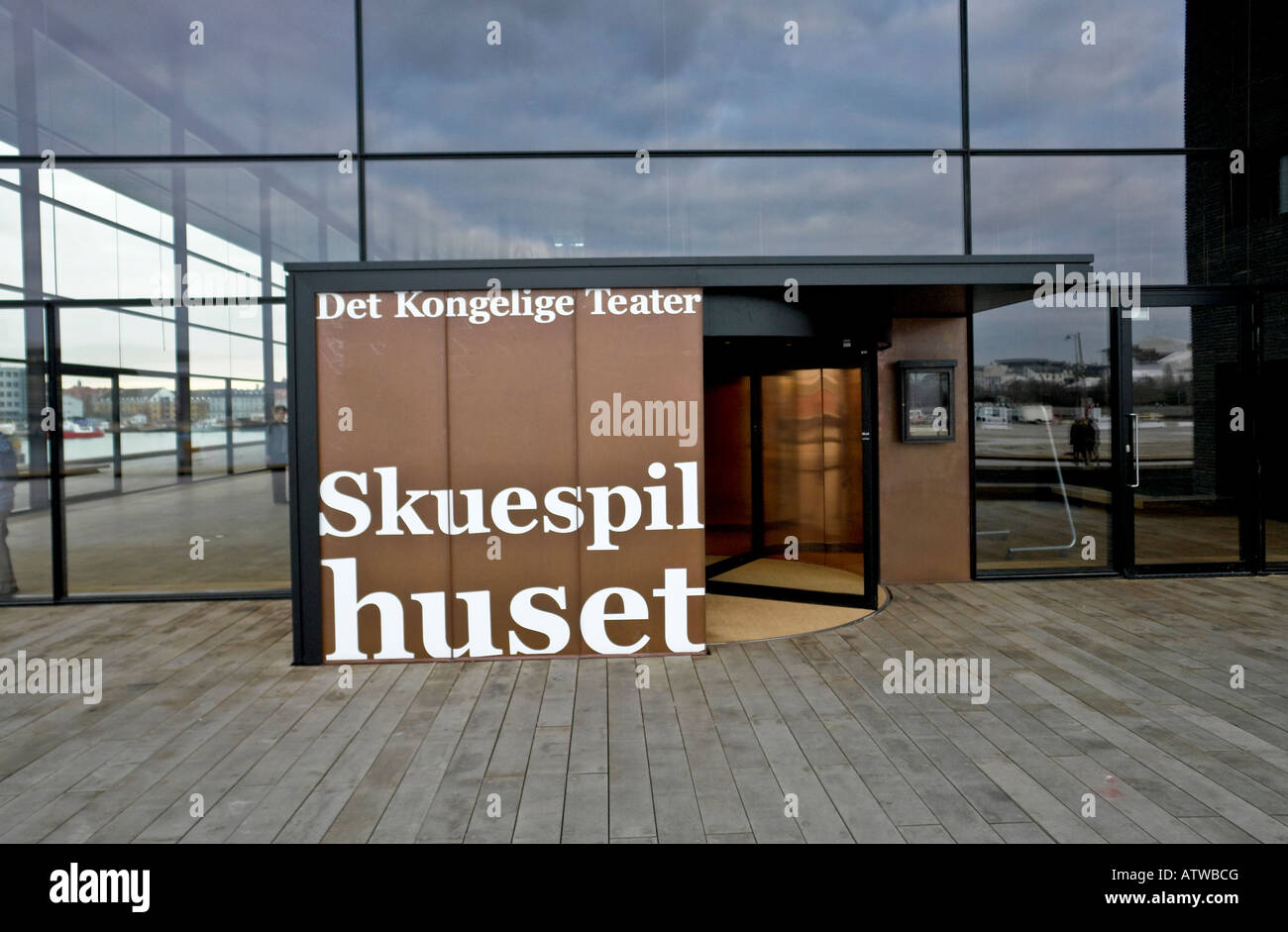 Ingresso al nuovo Skuespilhuset situato su Kvaesthusbroen a Sankt Annae Plads nel centro di Copenhagen Foto Stock