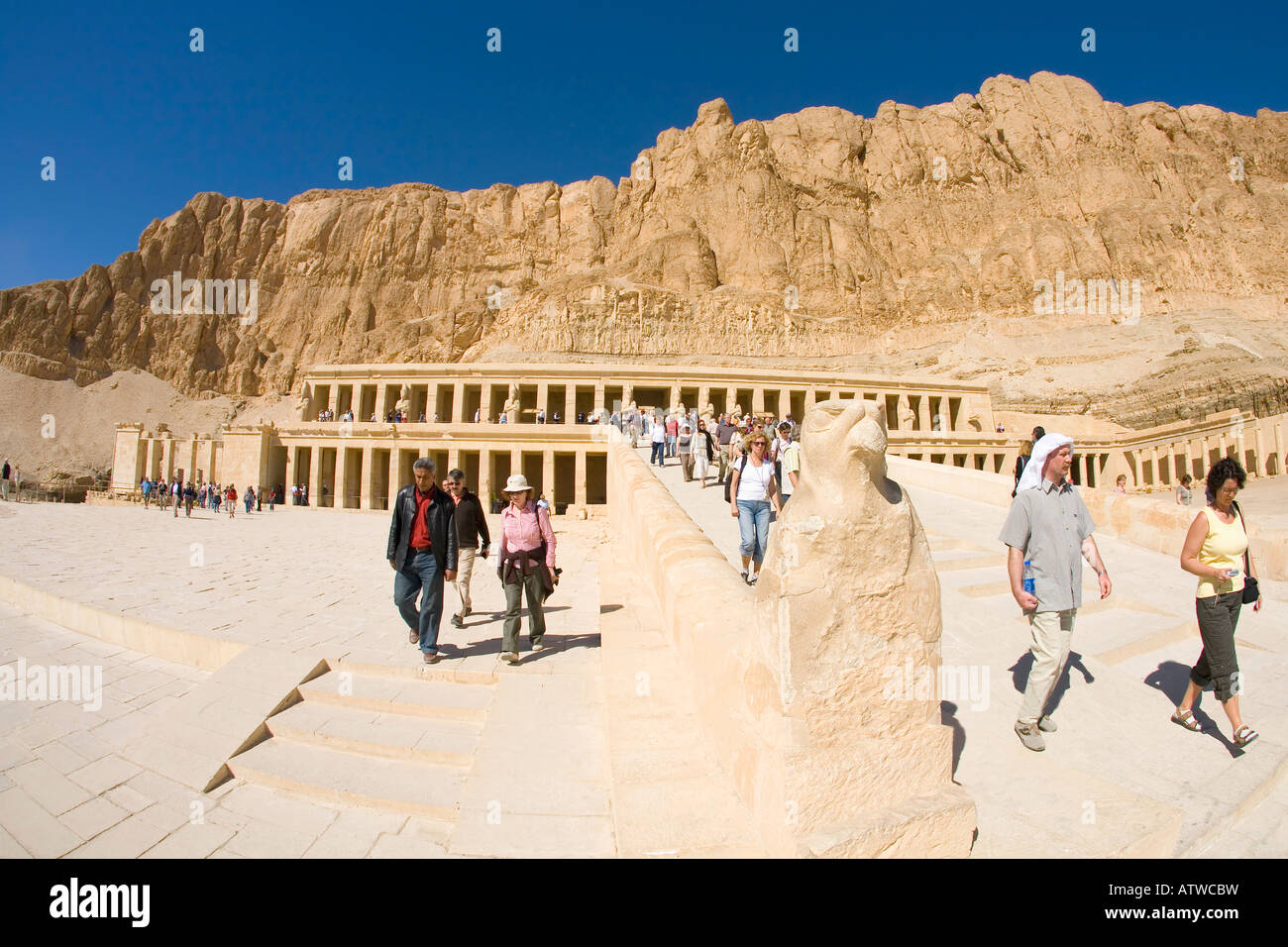 Tempio di Hatshepsut esterno con turisti e visitatori di Nilo Cisgiordania Luxor Egitto Nord Africa Foto Stock