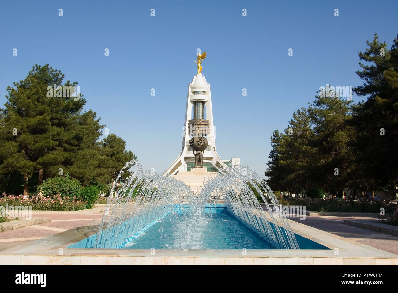 Arco della Neutralità e monumento al terremoto Aşgabat Foto Stock