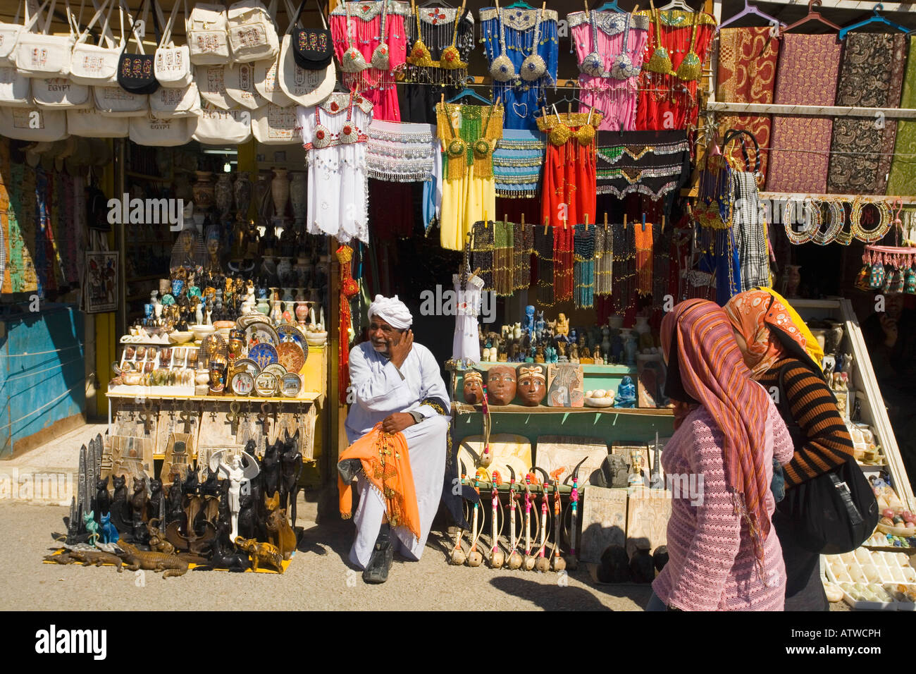 Mercato egiziano bancarella vendendo souvenir turistici doni Luxor Egitto Nord Africa Foto Stock