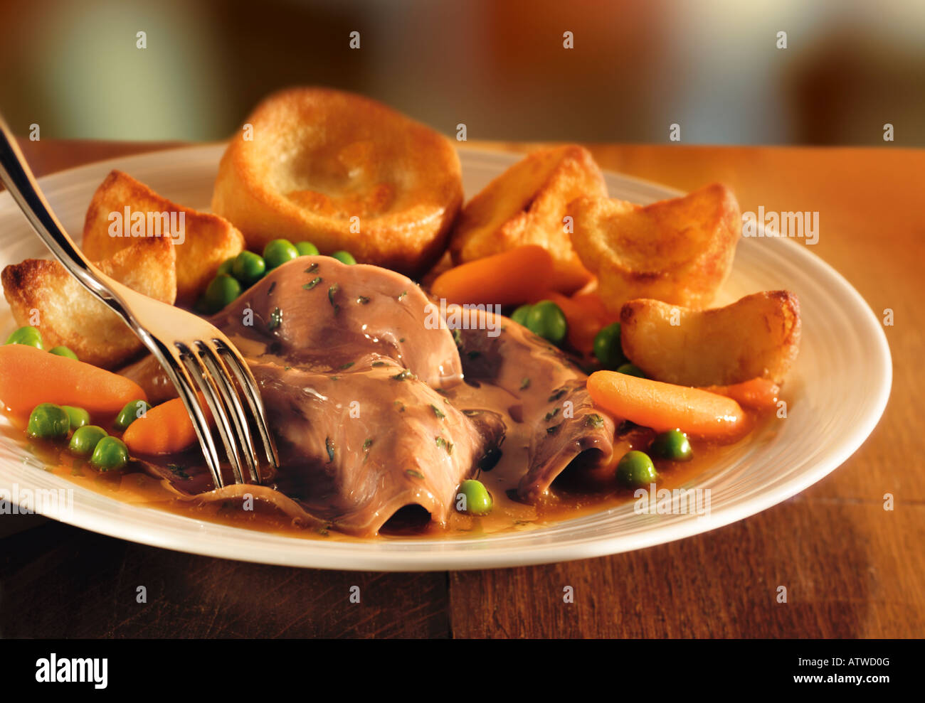 Tradizionale agnello arrosto cena con patate arrosto e Yorkshire pudding Foto Stock