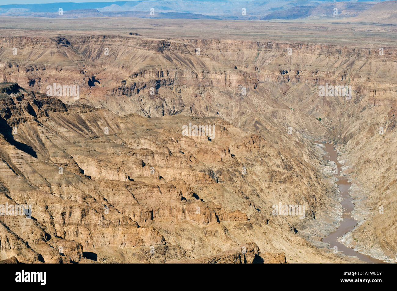 Fish River Canyon in Nambia che affluisce il fiume Orange che poi forma il confine tra il Sud Africa e la Namibia Foto Stock