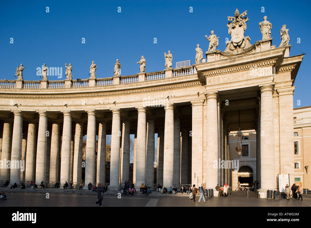 Statue superiore al Colonnato di Piazza San Pietro Foto Stock