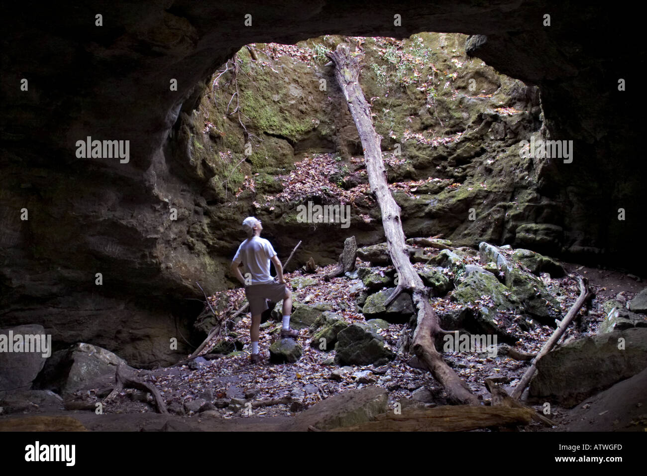 La figura all'interno della grotta dolina Foto Stock