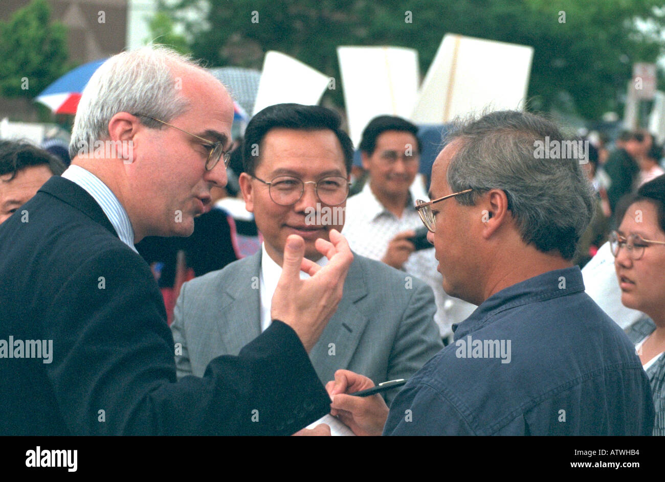 Gli uomini di età 50 protestando scambi in Laos senza aiuti umanitari. St Paul Minnesota USA Foto Stock
