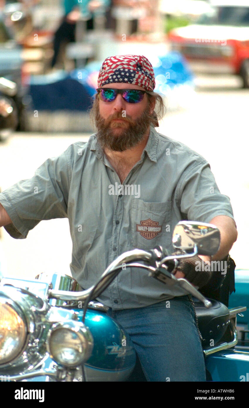 Barbuto biker età 40 sul motociclo a Grand Old Day celebrazione. St Paul Minnesota USA Foto Stock