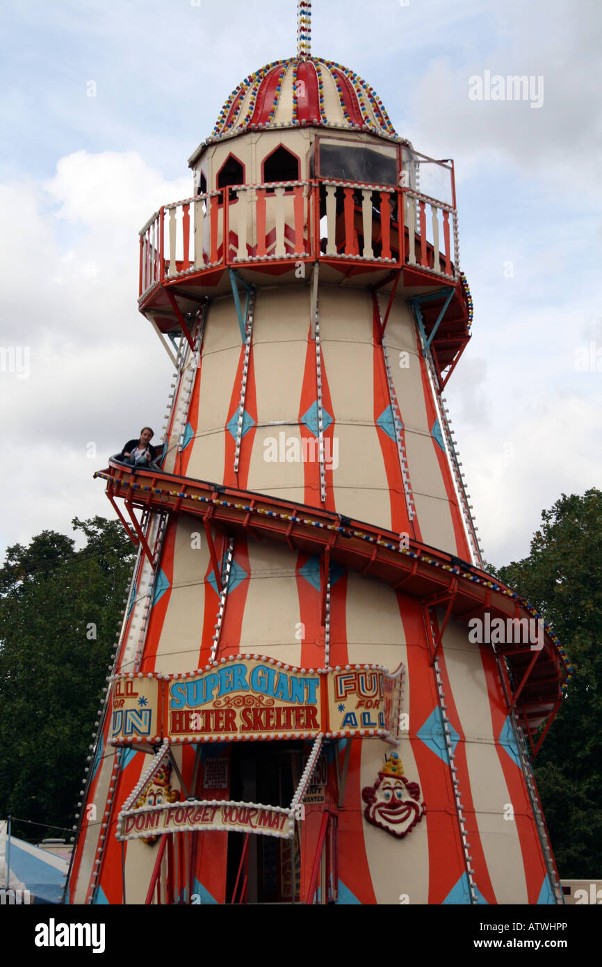 Ragazza scorre giù per la Helter Skelter presso il St Giles Fair Oxford Foto Stock