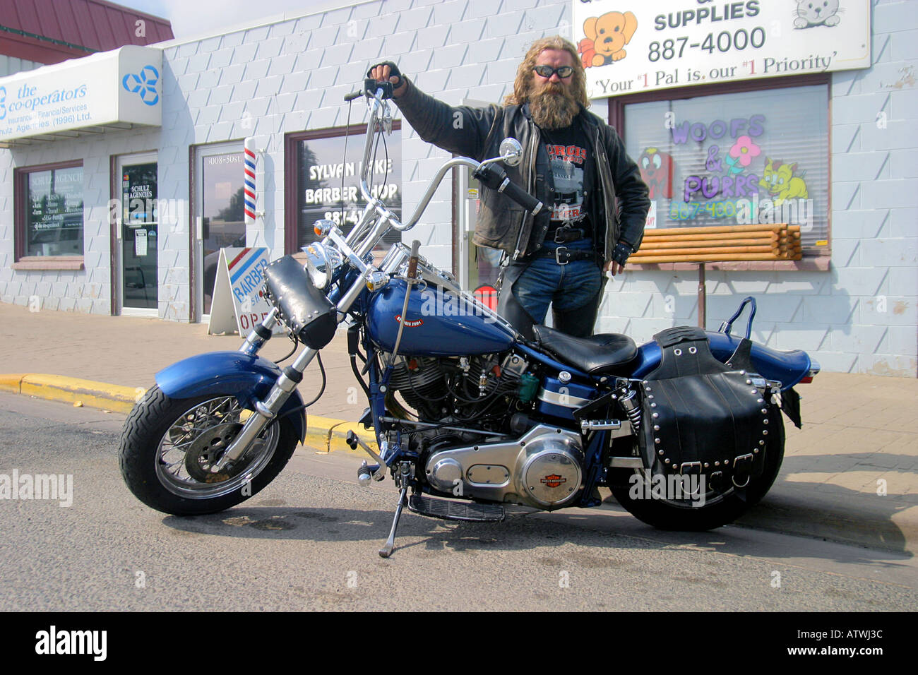 Hippie Biker con la sua moto personalizzata a Sylvan Lake Alberta Canada Foto Stock