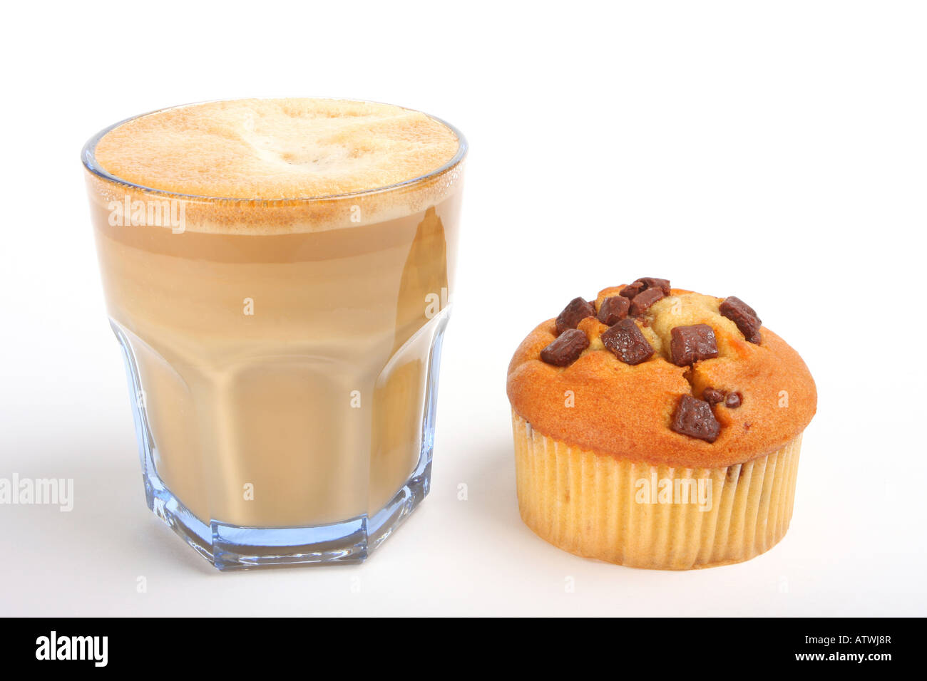 Una tazza di caffè con dei pirottini isolato su bianco in un studio Foto Stock