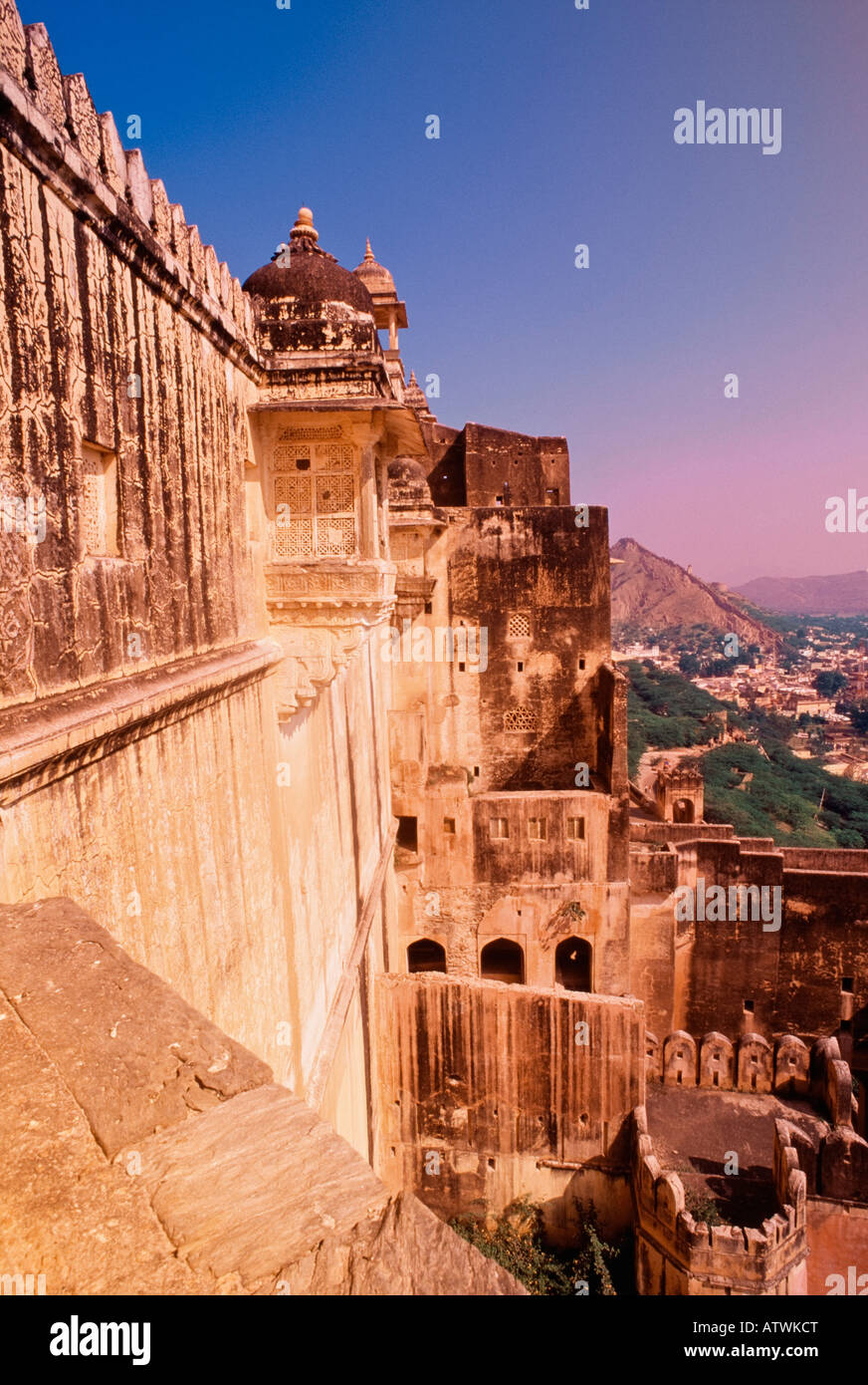 Le pareti esterne del Forte Amber, vicino Jaipur, Rajasthan, India Foto Stock