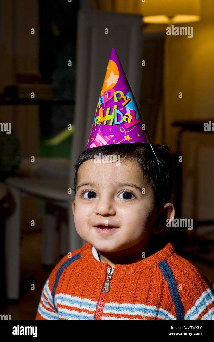 Un anno di età baby boy indossando buon compleanno cono hat Foto Stock
