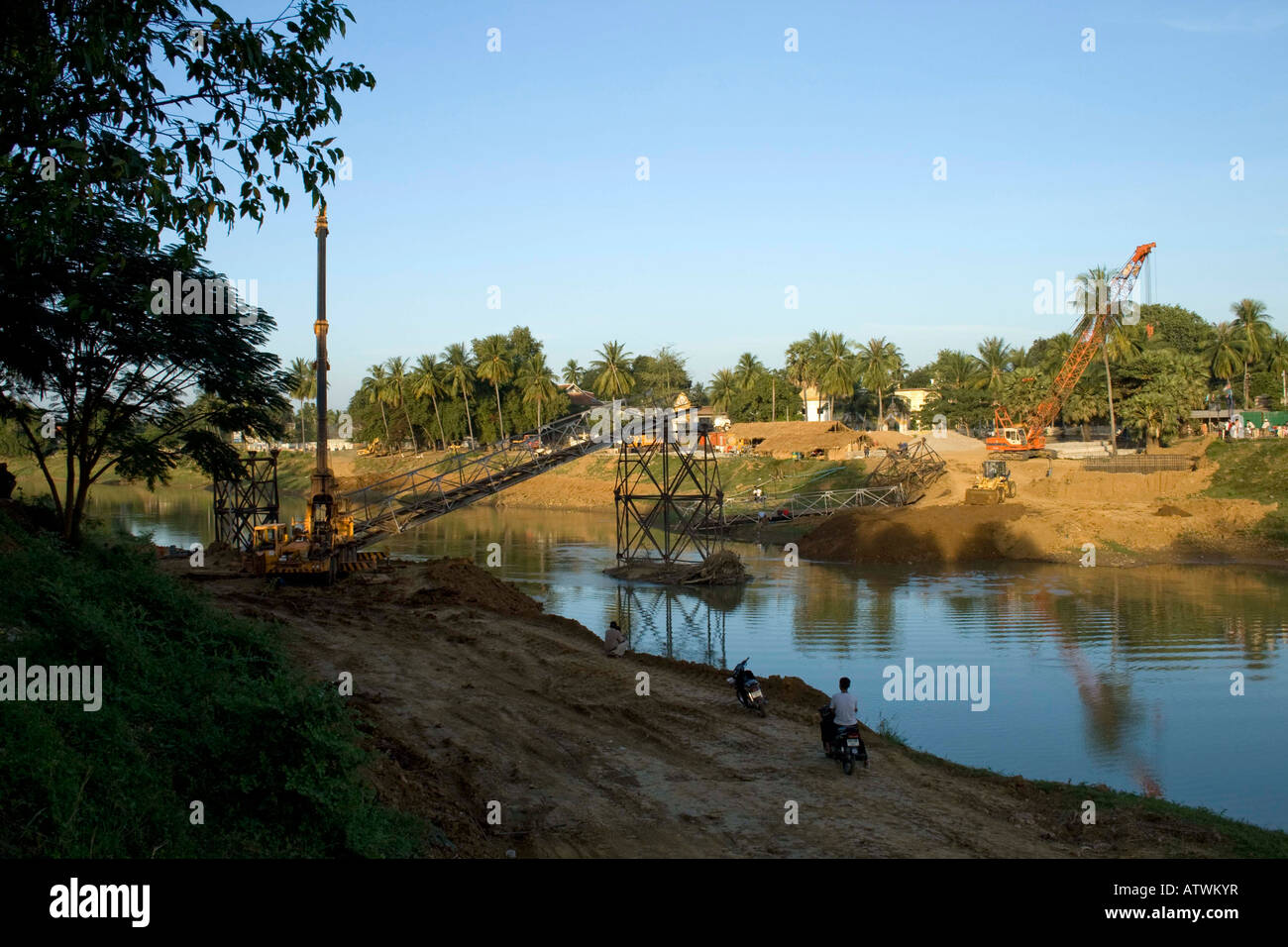 Rotto il ponte sul fiume Stung Sangker River Battambang Cambogia Foto Stock