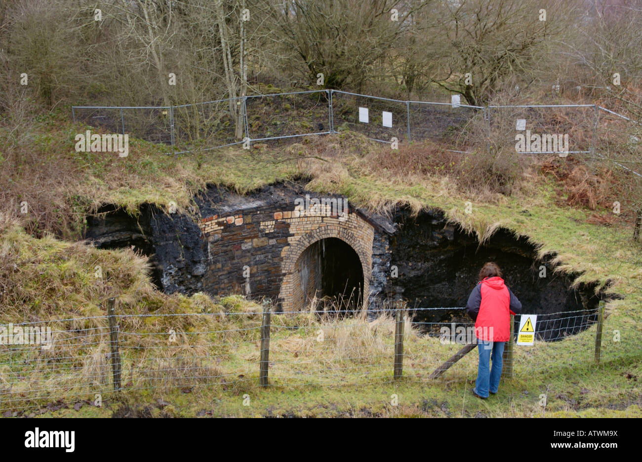 Pozzo crollato sulla terra dello sviluppo presso Hotel Gerrig Merthyr Tydfil South Wales UK Foto Stock