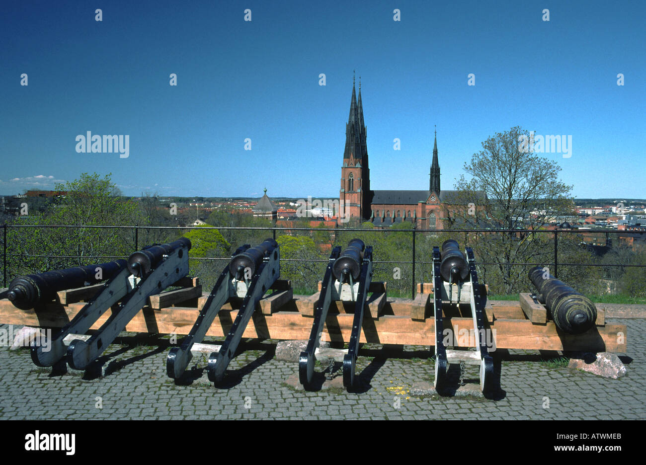 Cannoni schierate al di fuori del castello (non visibile) apparentemente finalizzate alla Uppsala Domkyrka con i suoi caratteristici campanili. Foto Stock
