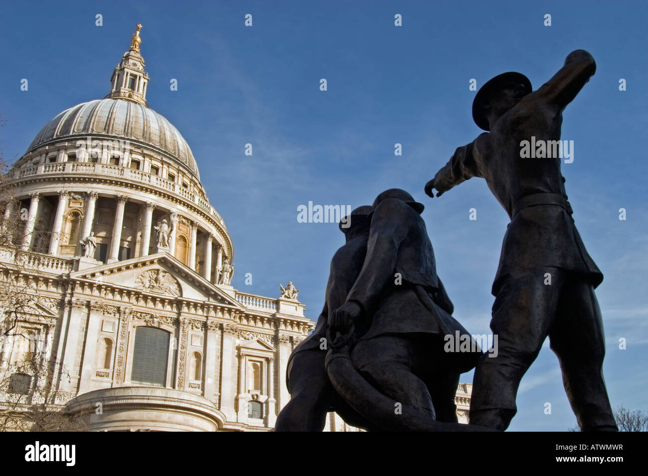 Saint Paul Cathedral e il National Memorial vigili del fuoco Foto Stock