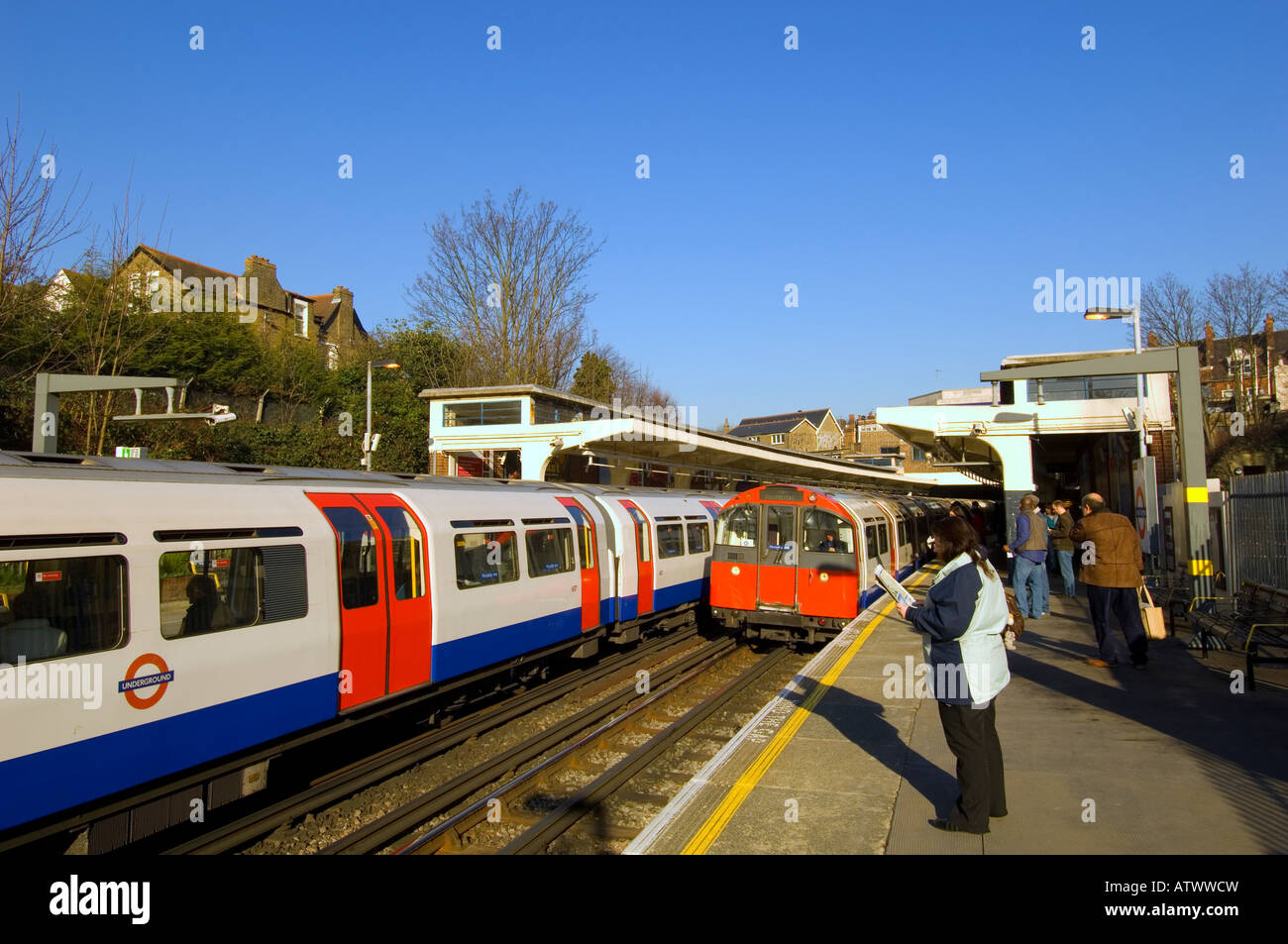 I treni che arrivano a Ealing stazione comune W5 London Regno Unito Foto Stock