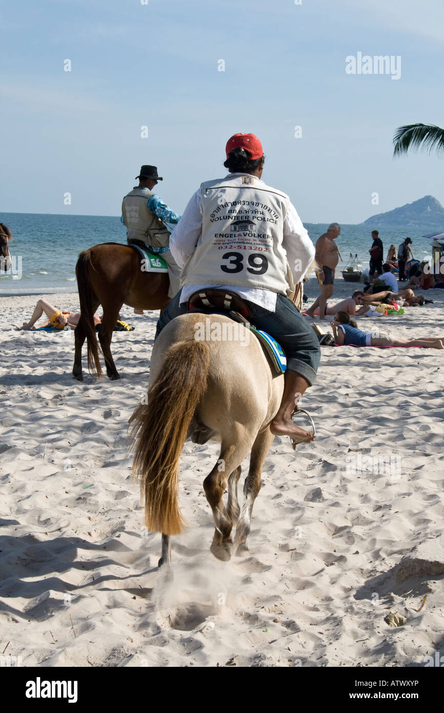 Volunteer funzionario di polizia a cavallo spiaggia di Hua Hin Tailandia Foto Stock