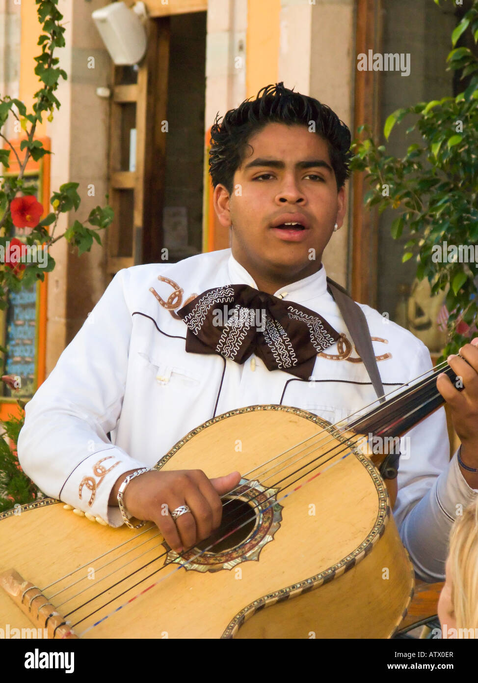 Messico Guanajuato giovane messicano uomo suonare la chitarra parte della banda Mariachi giocare all'aperto il costume tradizionale del gruppo Foto Stock
