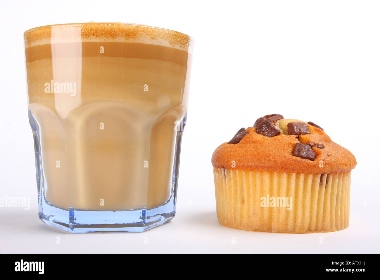 Cafe aulait in un bicchiere con muffin al cioccolato isolato su bianco Foto Stock