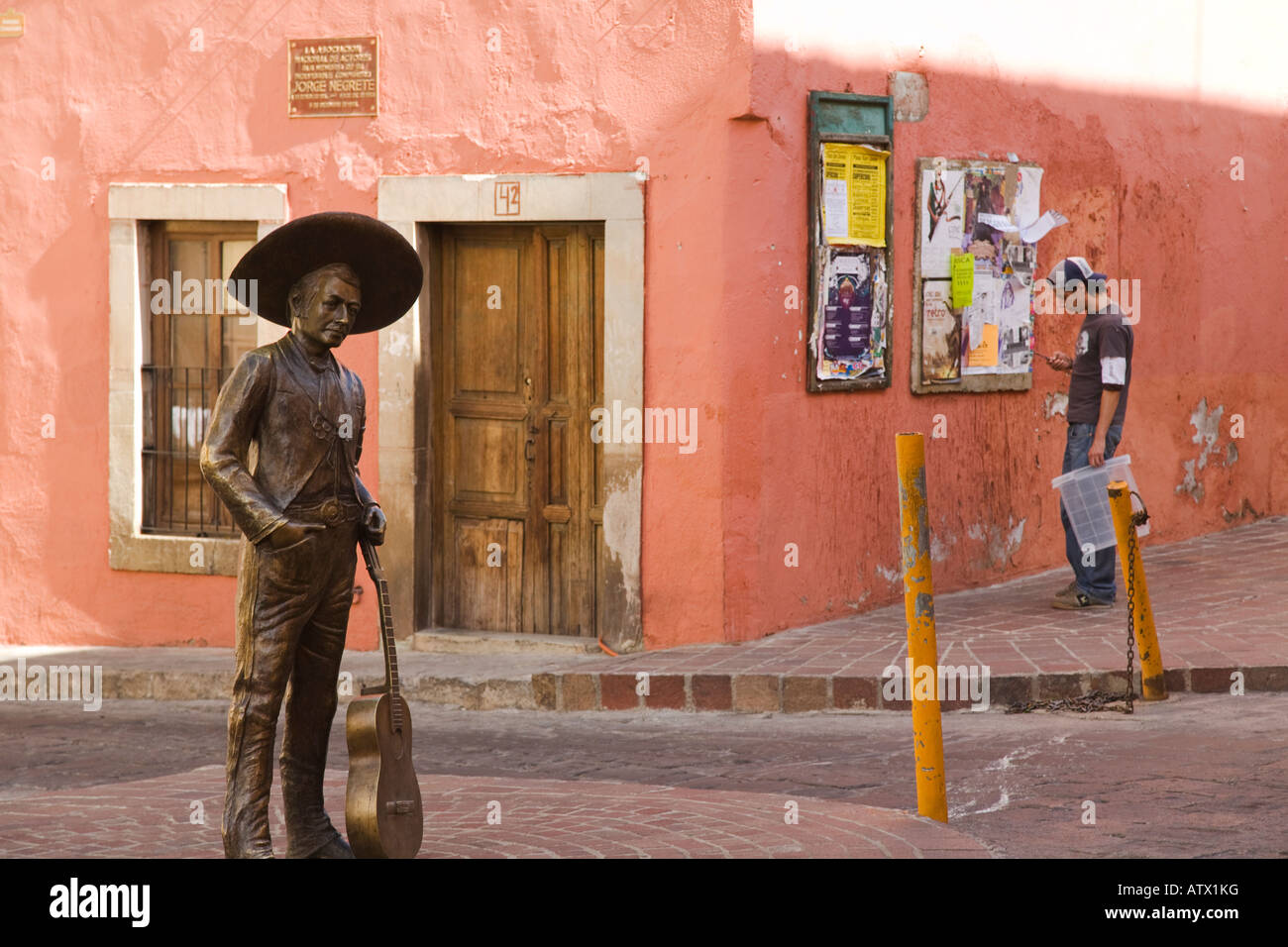 Messico Guanajuato Statua di Jorge Negrete holding messicana di chitarra cantante e attore città della sua nascita i giovani adulti tramite telefono cellulare Foto Stock