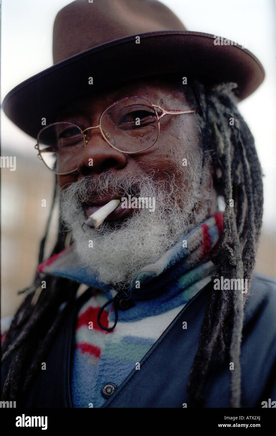 L'uomo il fumo di cannabis al di fuori casa del parlamento di Londra. Foto Stock