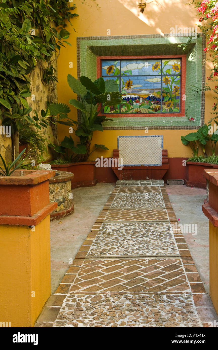 Messico Guanajuato invasati panche in vetro colorato in giardino italiano ex Hacienda de San Gabriel de Barrera Foto Stock