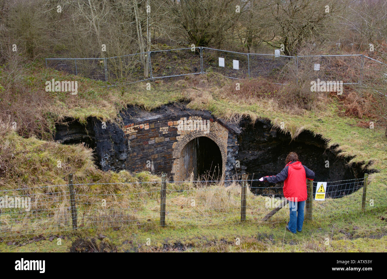 Pozzo crollato sulla terra dello sviluppo presso Hotel Gerrig Merthyr Tydfil South Wales UK Foto Stock