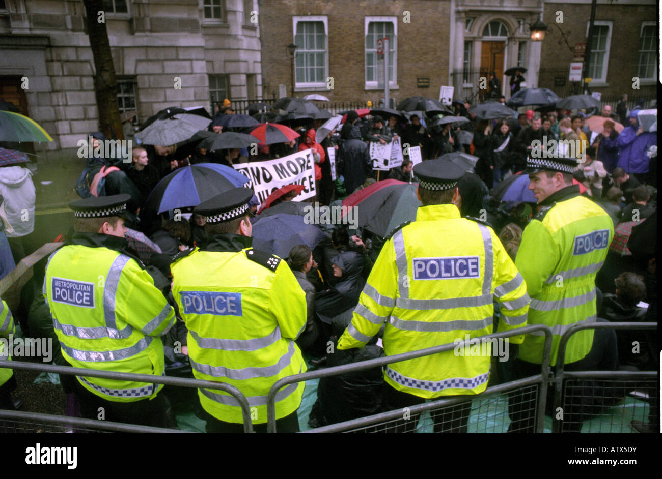 La polizia circonda i manifestanti durante una sitdown sciopero contro la guerra in Iraq. Foto Stock