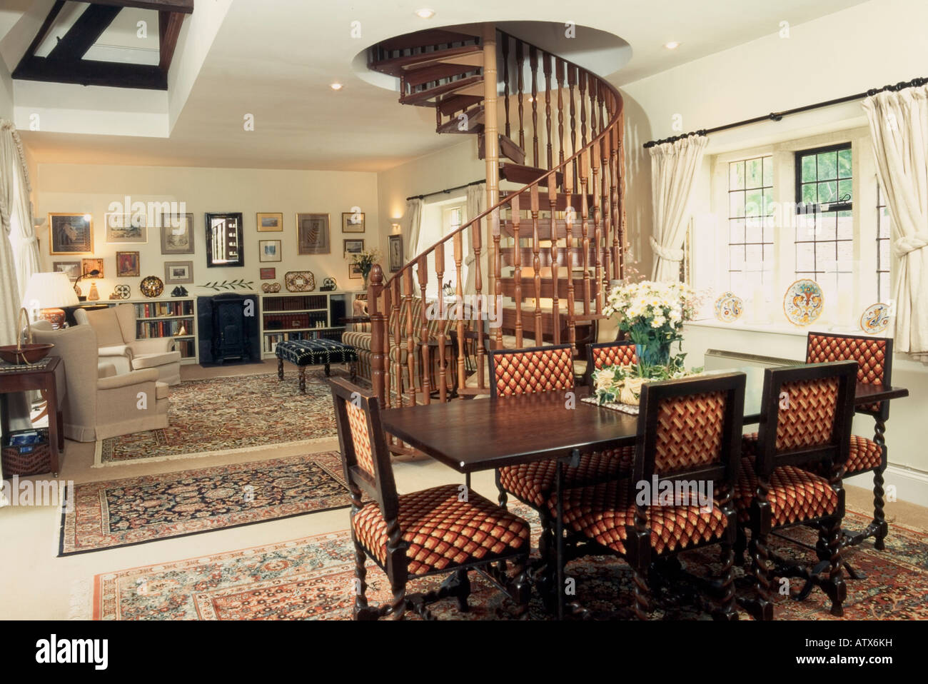 Interni domestici, grande lounge diner con scala a spirale che includono Foto Stock