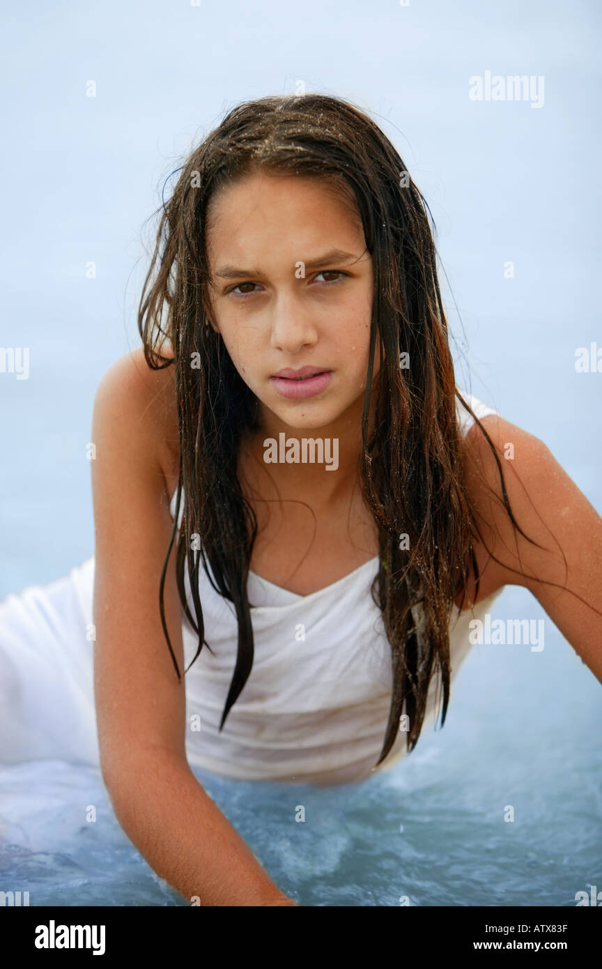 Ritratto di giovane donna giaceva in acqua, Jones Beach State Park, New York, Stati Uniti d'America Foto Stock