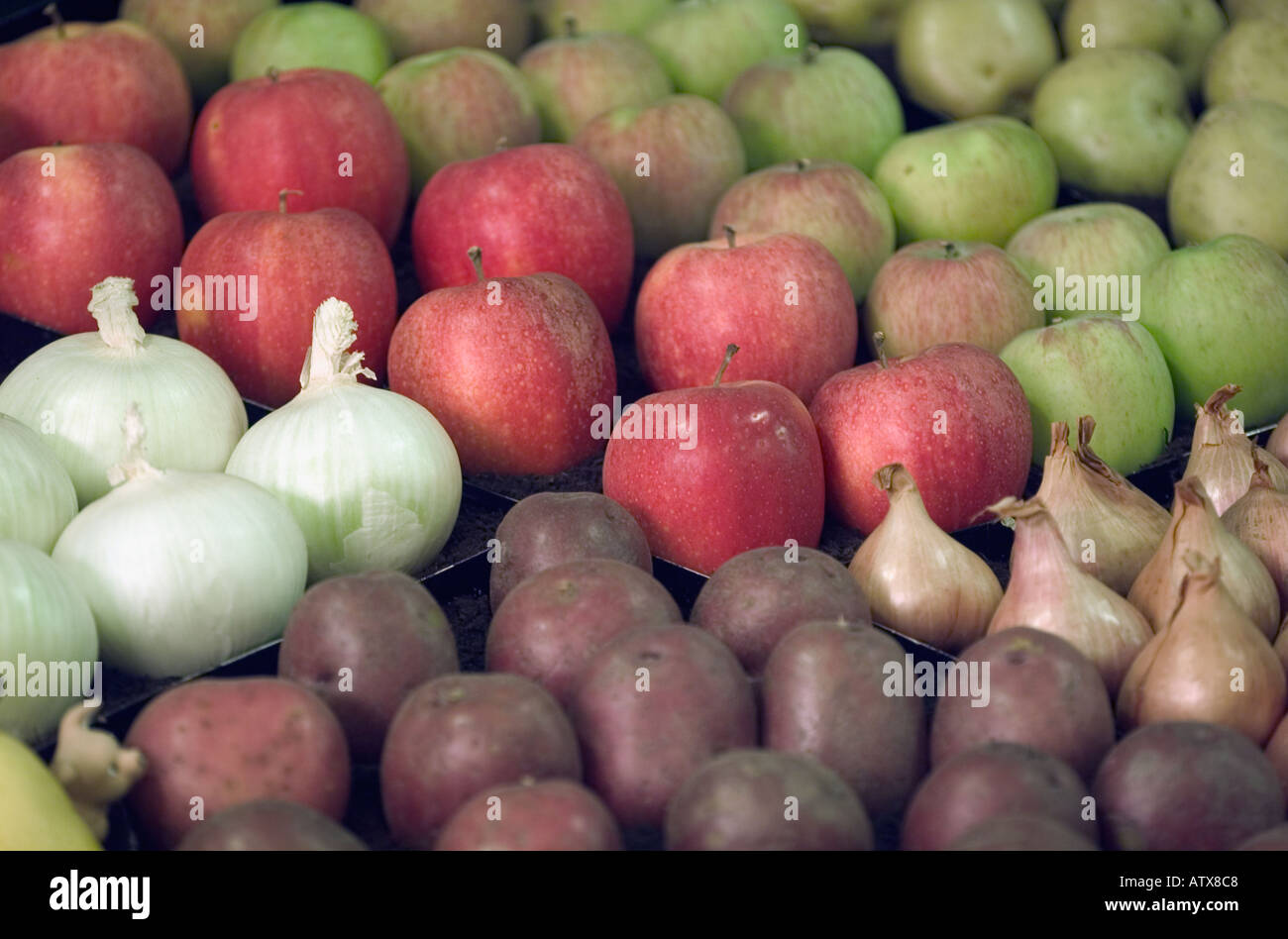 Frutta e verdura in outdoor farmers market Foto Stock